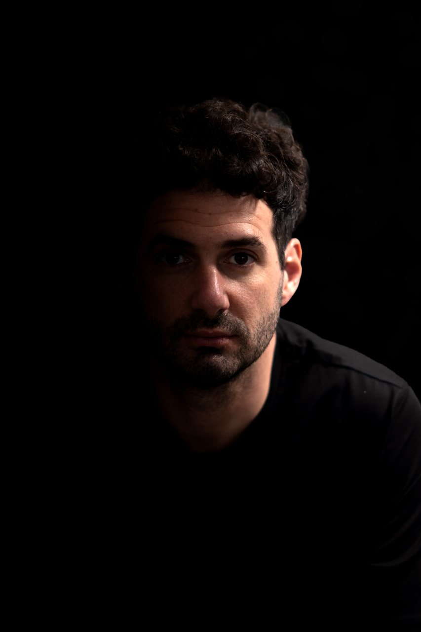 Retrato de Mariano Malvica sobre fondo negro
